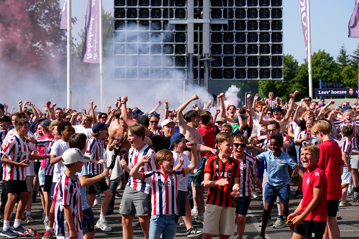 Willem II flikt het door penalty’s en wint van FC Volendam: promotie naar de eredivisie een feit
