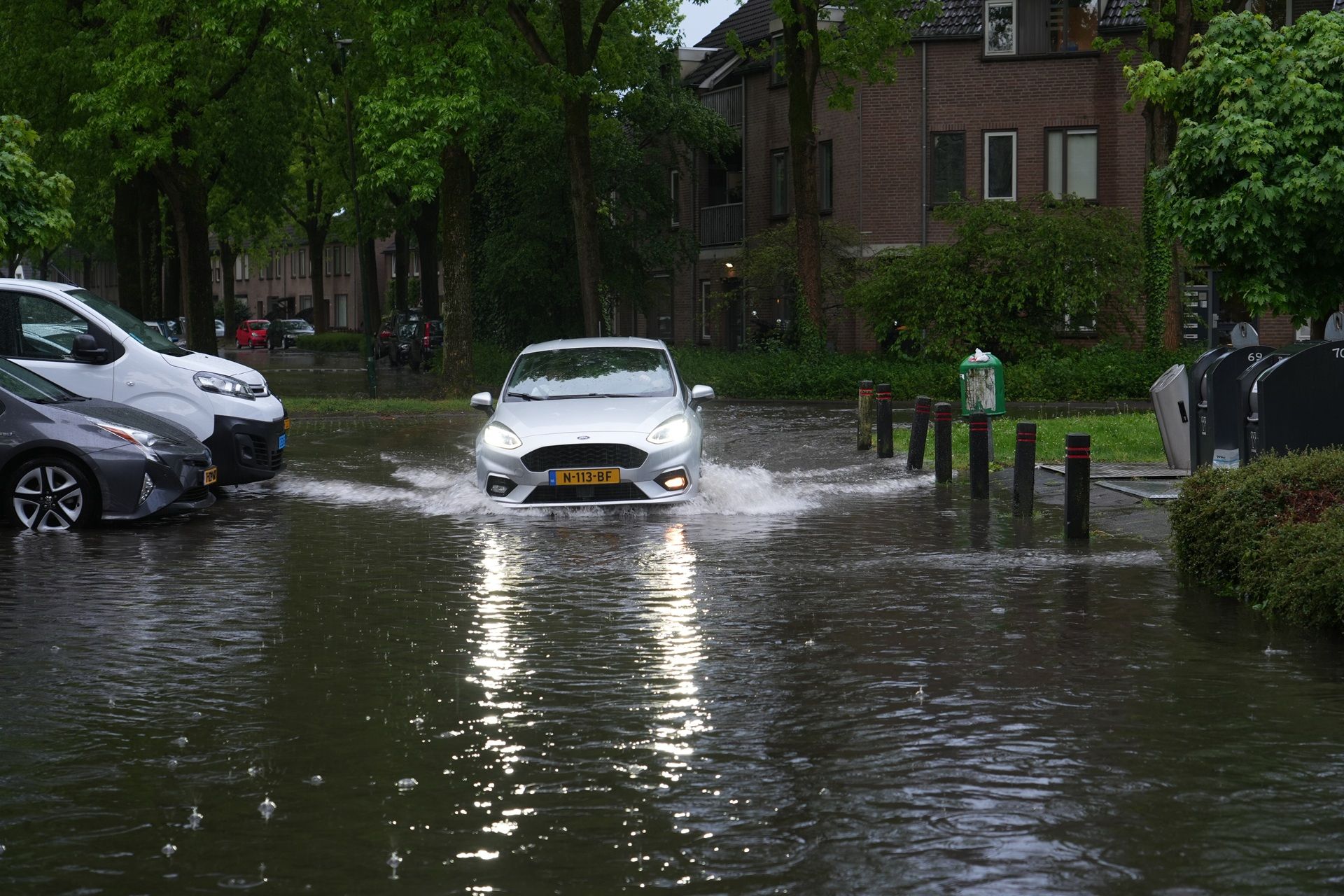 Woonwijk in Rijen onder water na hevig noodweer: putdeksels omhoog gedrukt