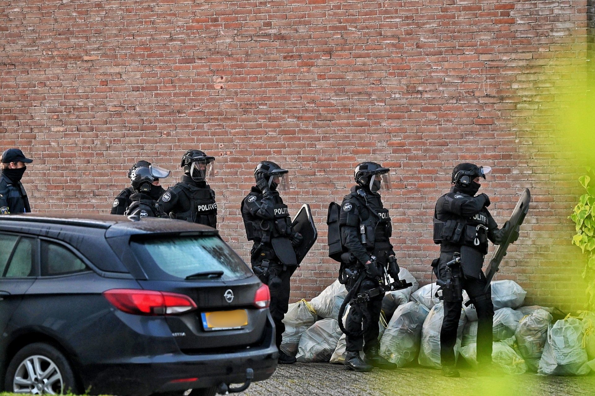 Negen mensen opgepakt uit Tilburg en Oisterwijk na grote politieactie