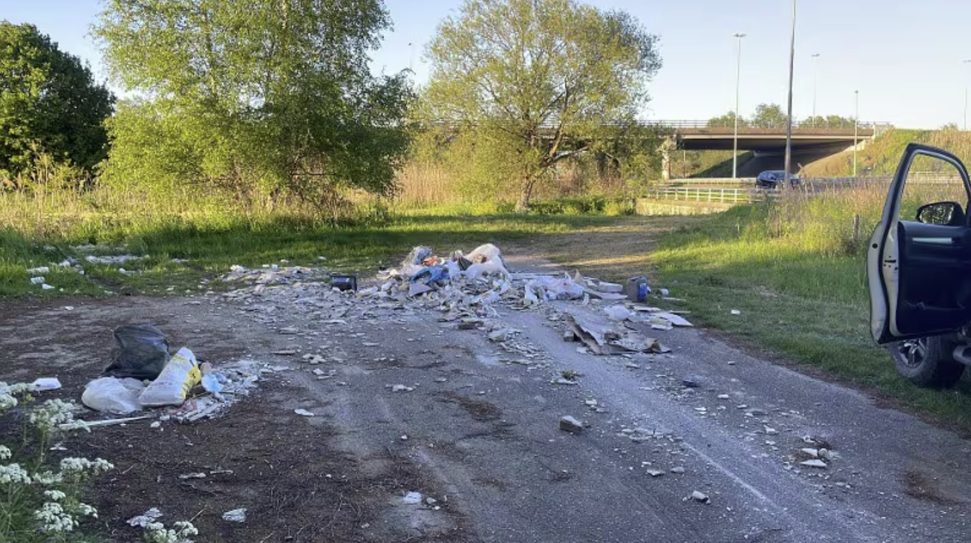Politie spoort afvaldumper op na dumping van complete badkamer in natuurgebied