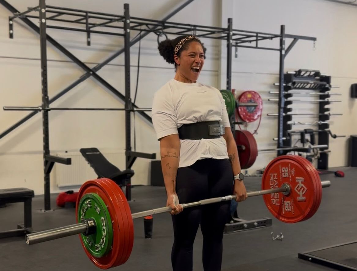 Loraine (27) is ongeneeslijk ziek, maar staat weer met 190 kilo te powerliften in de sportschool