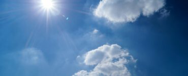 Zon, weerbericht, zonnetje, wolk, blauwe lucht