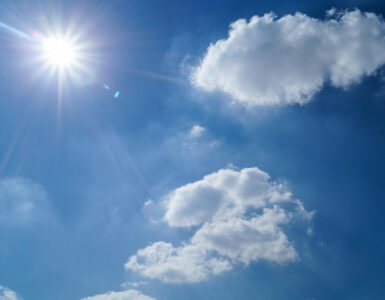 Zon, weerbericht, zonnetje, wolk, blauwe lucht