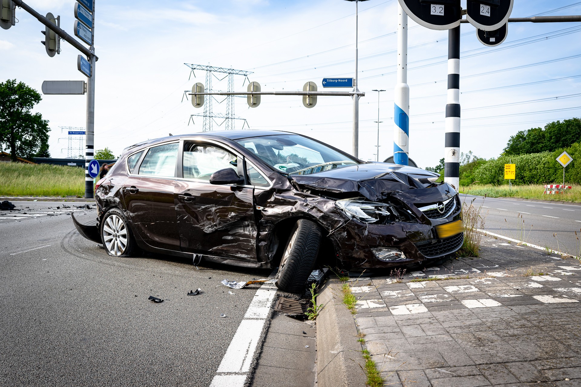 Flinke schade na botsing op beruchte Tilburgse kruising