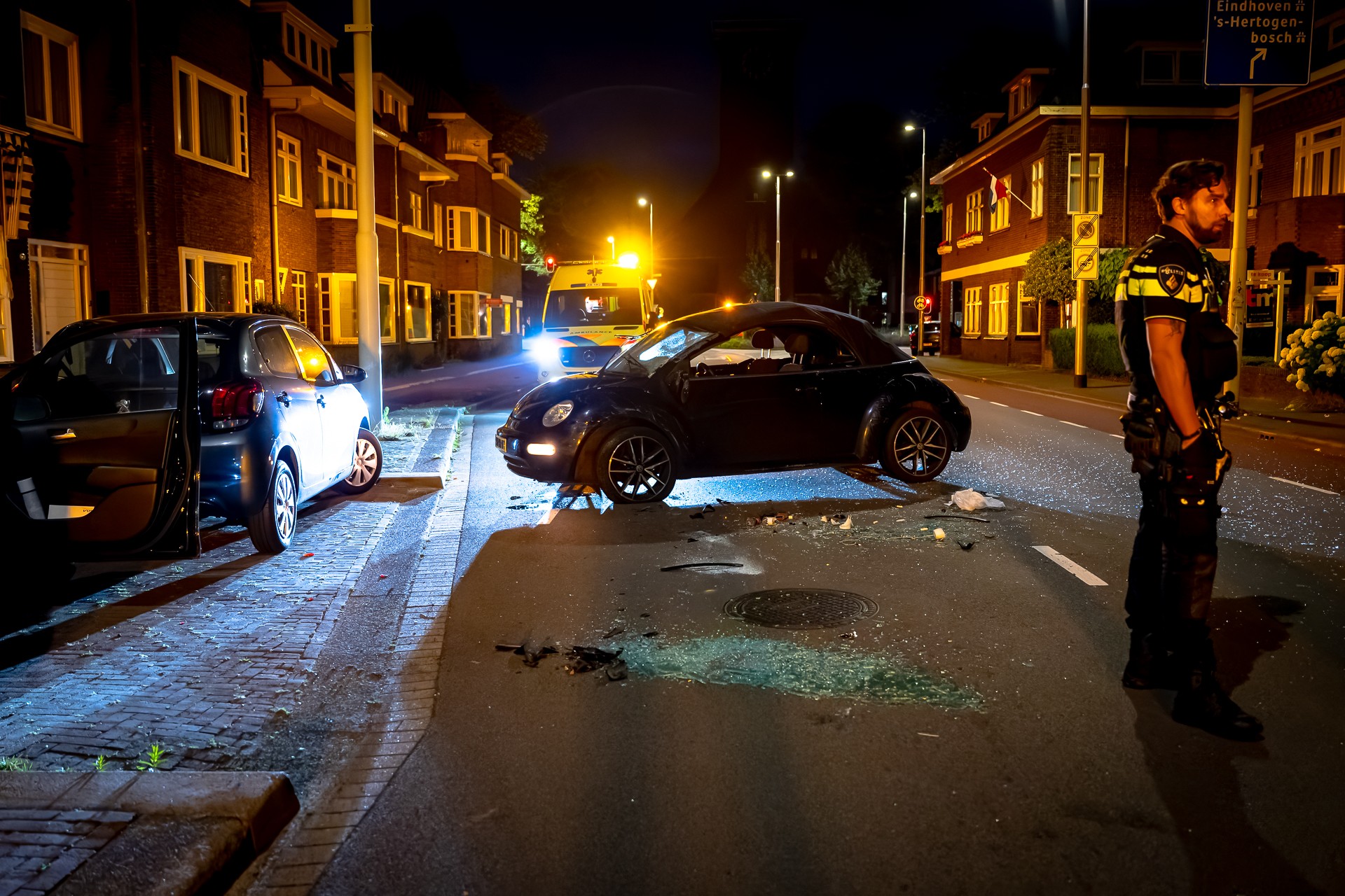Twee gewonden nadat auto op zijkant belandt in Tilburg, bestuurster mogelijk onder invloed