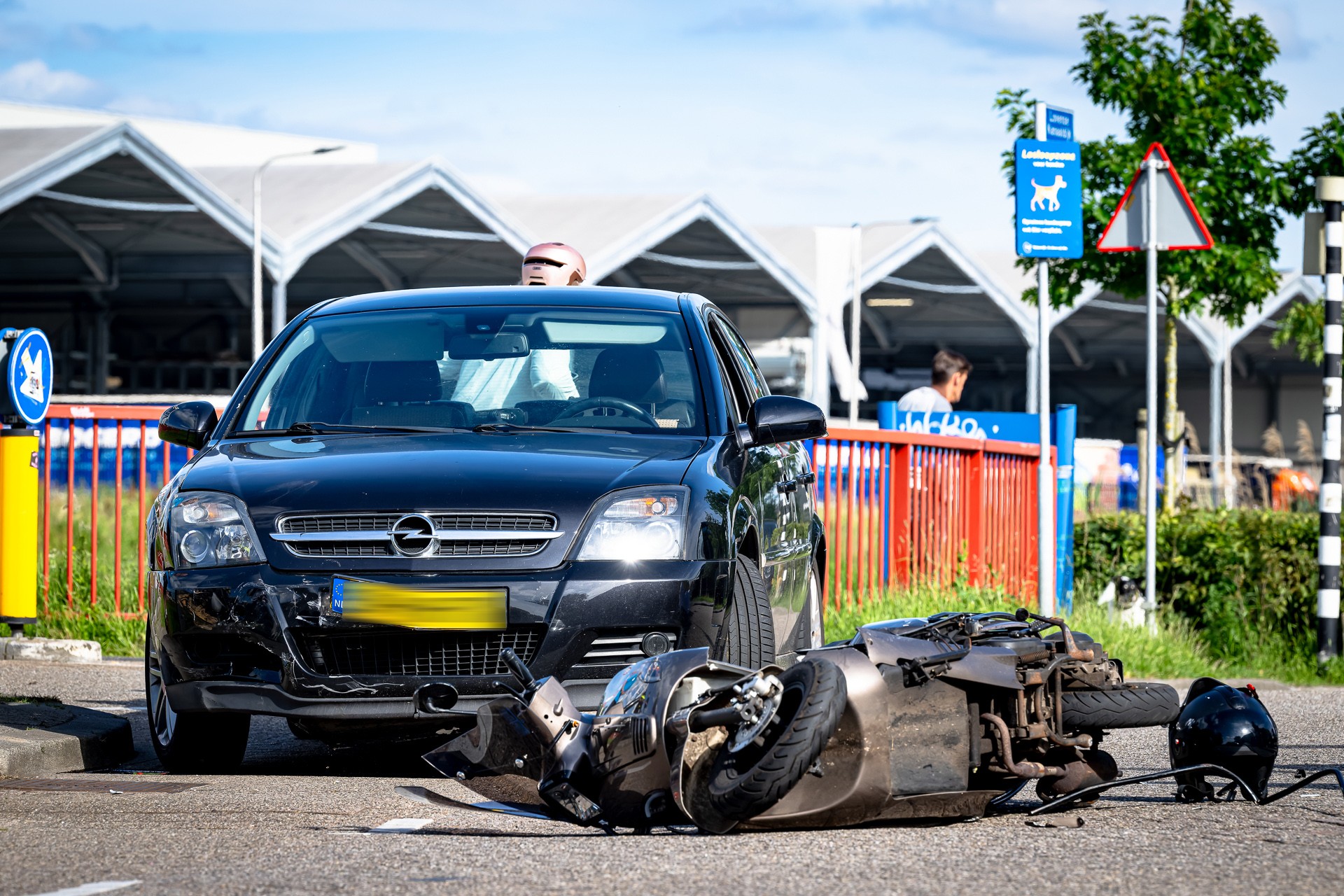 Vrouw raakt gewond bij ongeval tussen scooter en auto