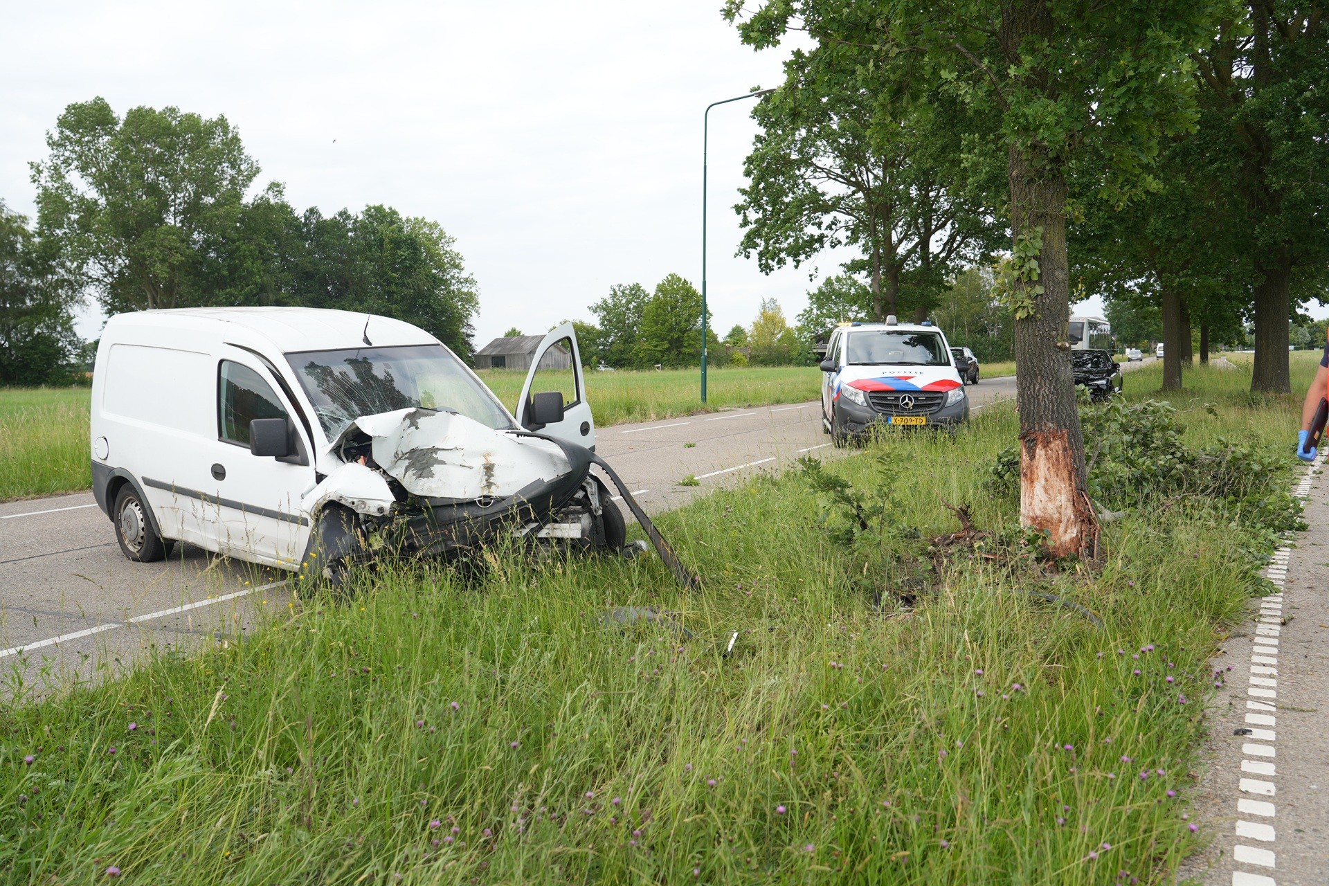 Beschonken bestuurder botst tegen boom in Gilze