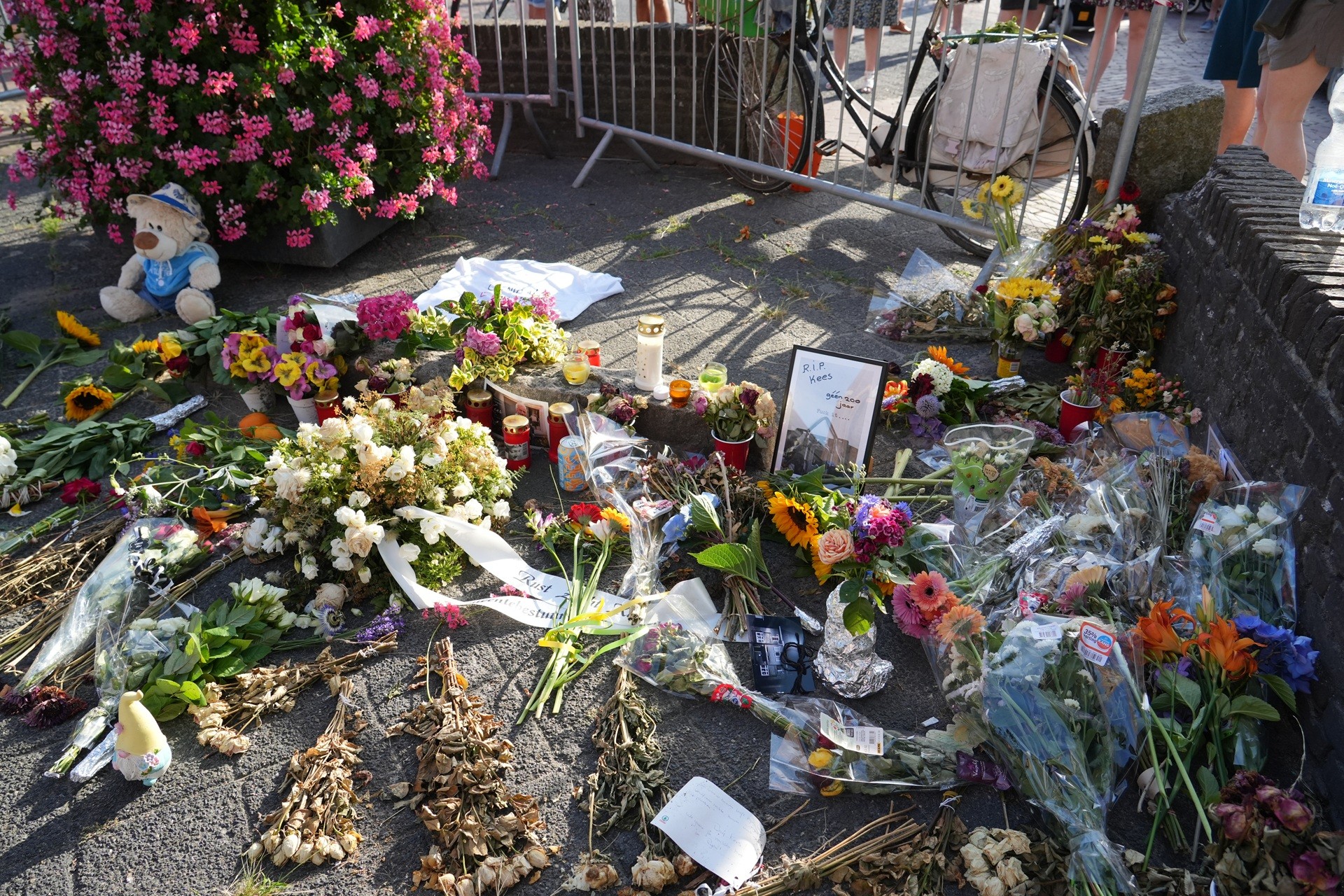 Bloemen, kaarsen en herinneringen: Rijen rouwt om overleden dorpsicoon Kees