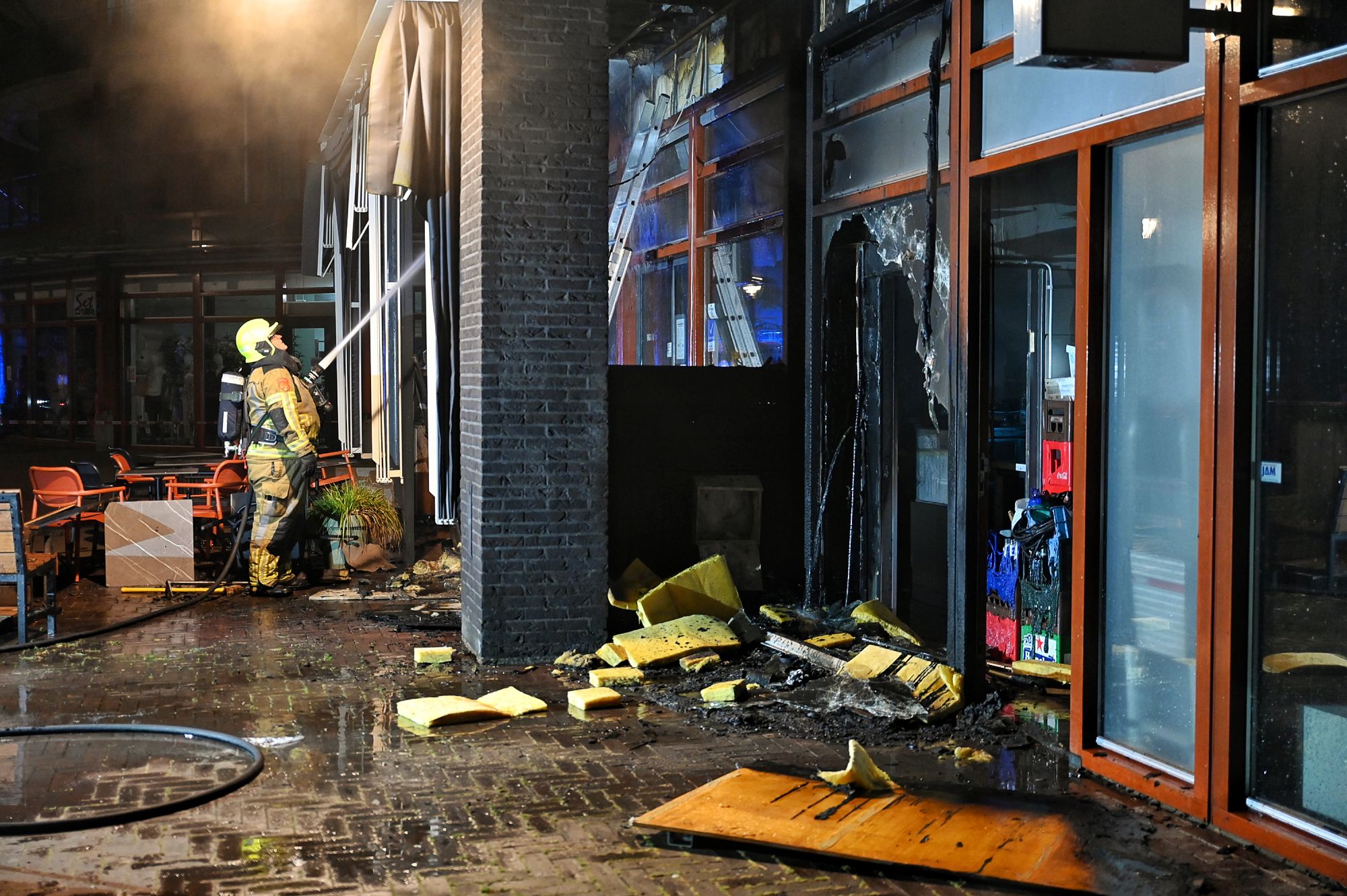 Grote schade na uitslaande brand bij horecazaak in Goirle, tientallen bewoners geëvacueerd