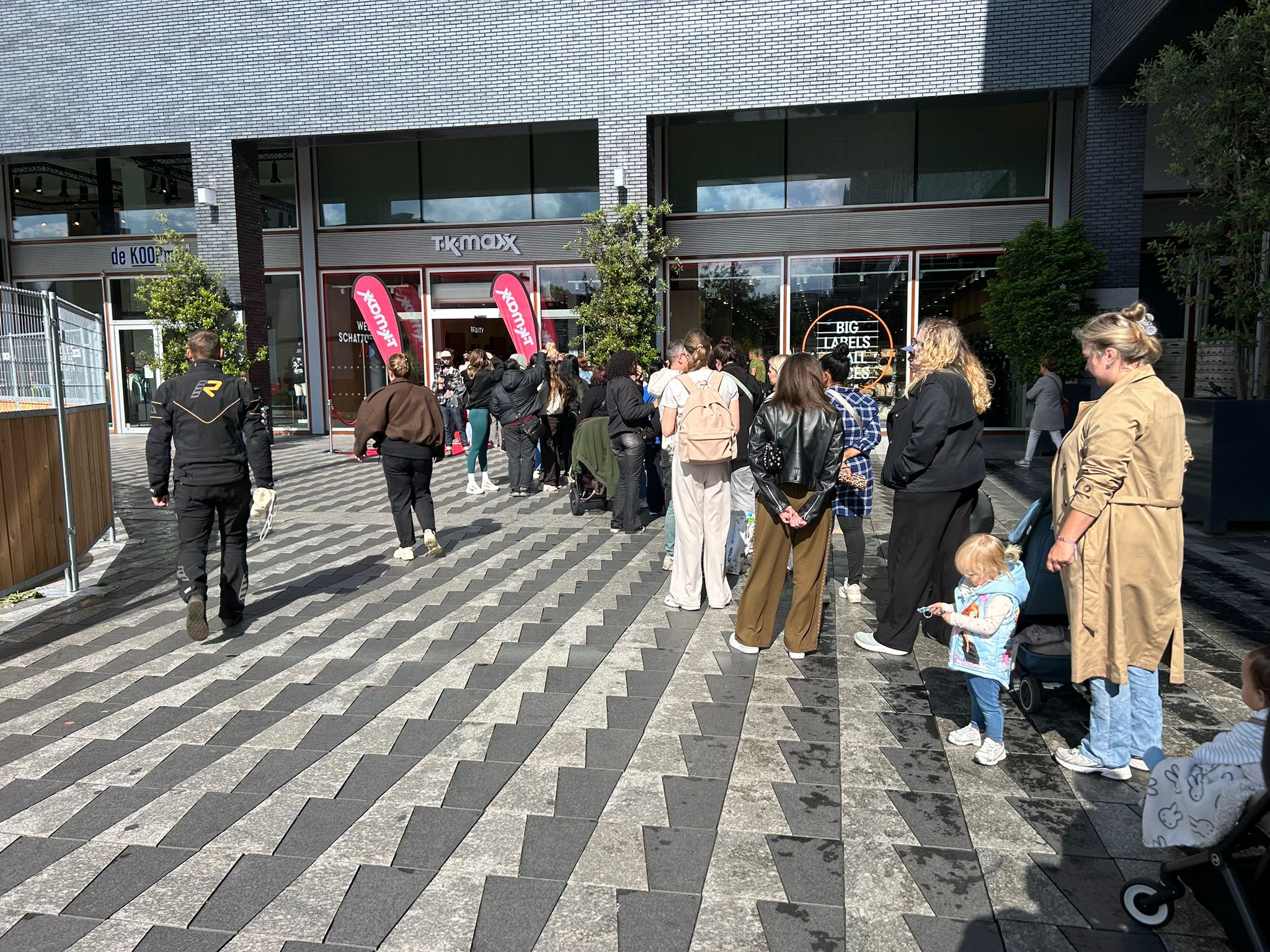 Honderden Tilburgers staan in de rij voor opening van TK Maxx
