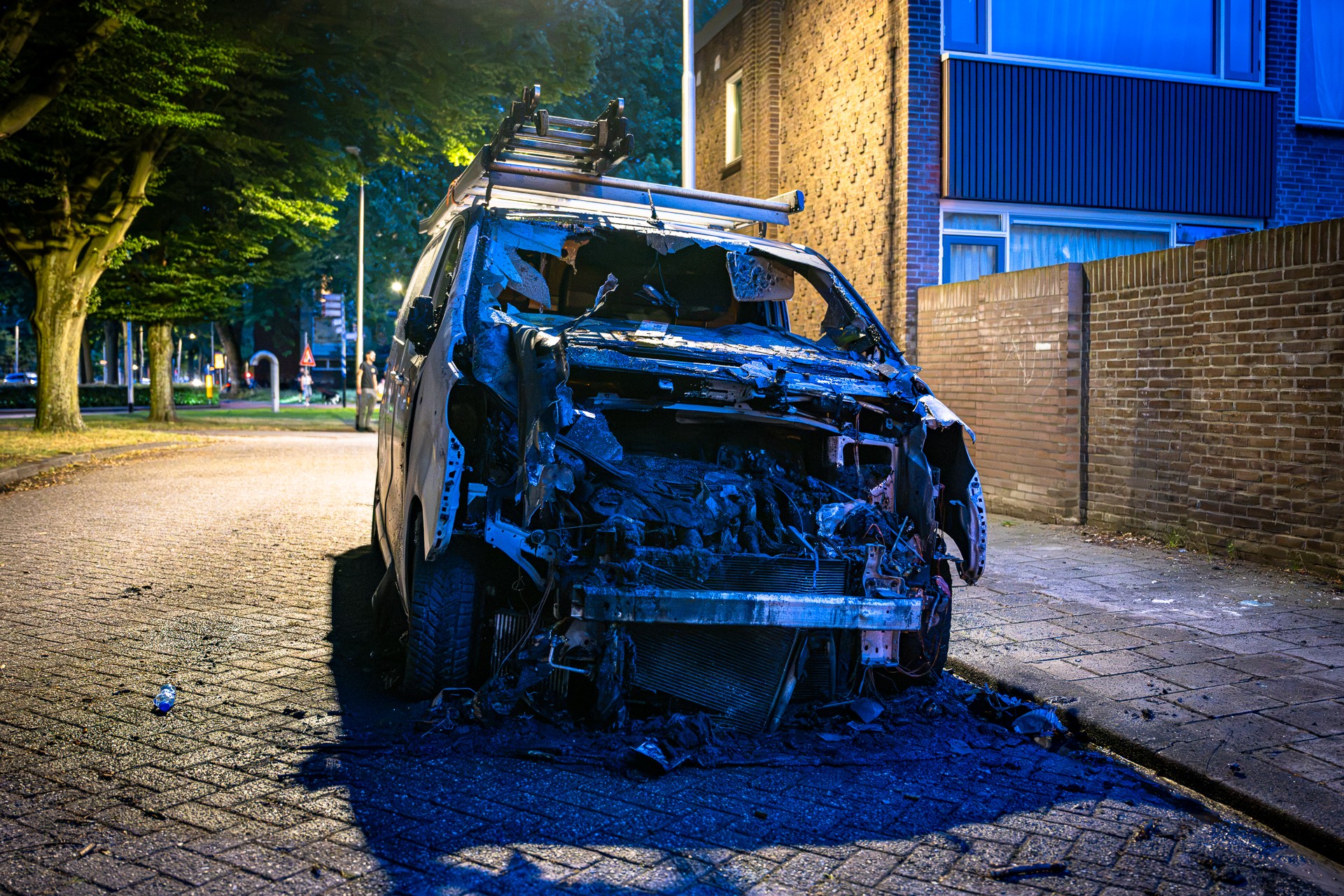 Bestelbus in vlammen, brandstichting niet uitgesloten