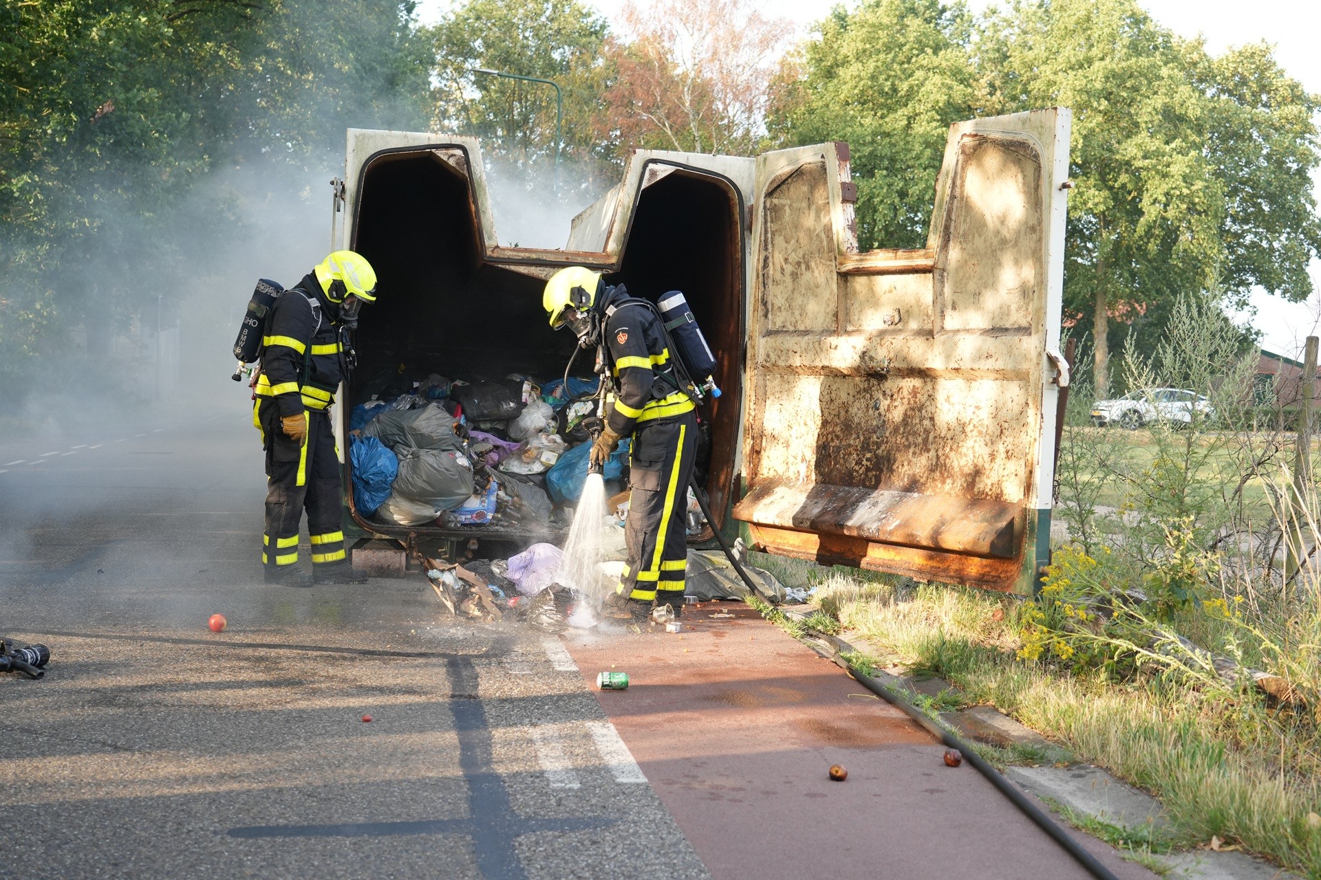 Container met restafval vliegt in brand, weg tijdelijk afgesloten