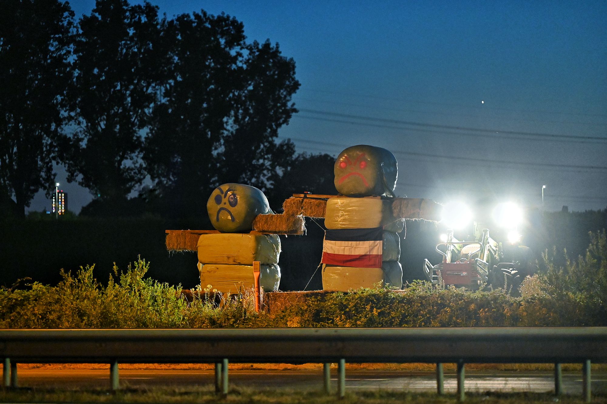 Reuze hooipoppen duiken op langs A65 bij Berkel-Enschot: boeren voeren actie