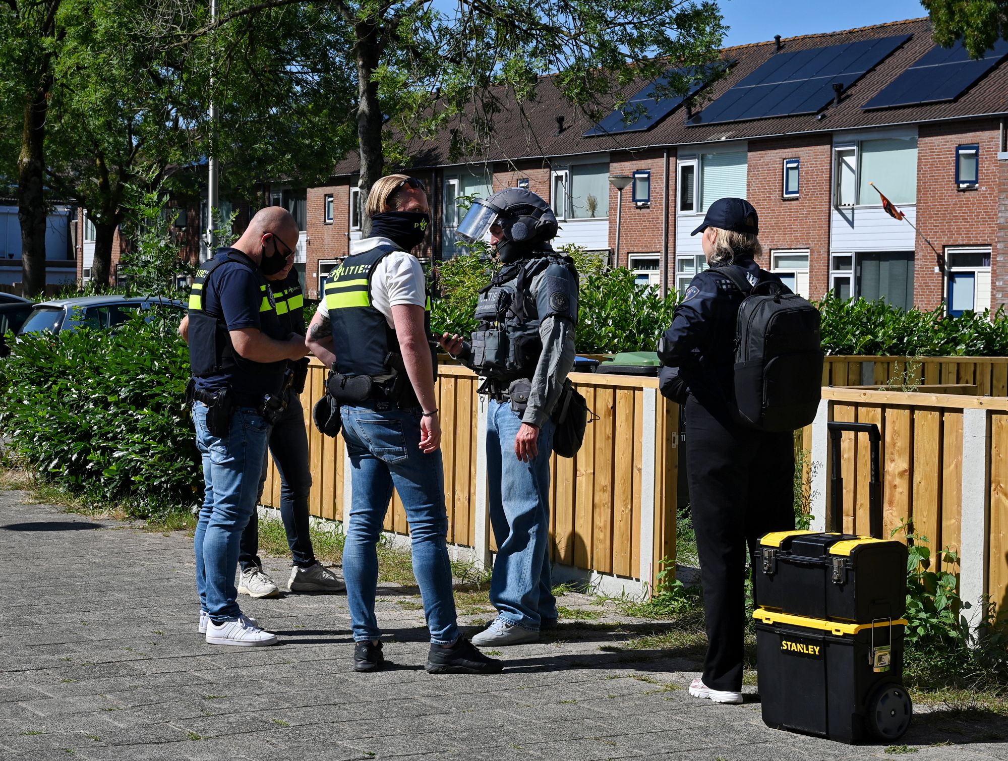 Arrestatieteam valt woning binnen in Tilburg-Noord, politie doet onderzoek