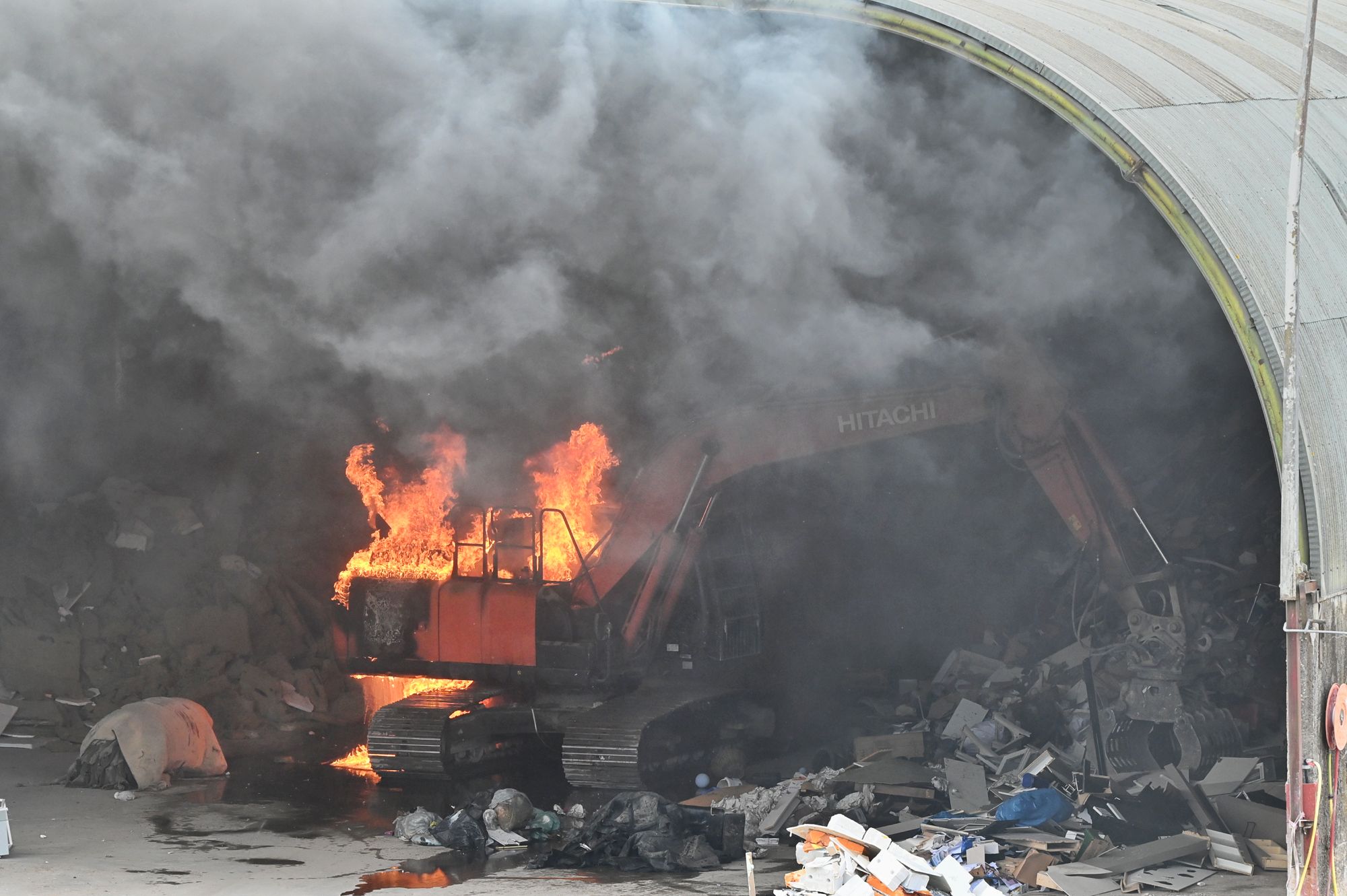 Graafmachine in brand bij afvalinzamelingsbedrijf Oisterwijk