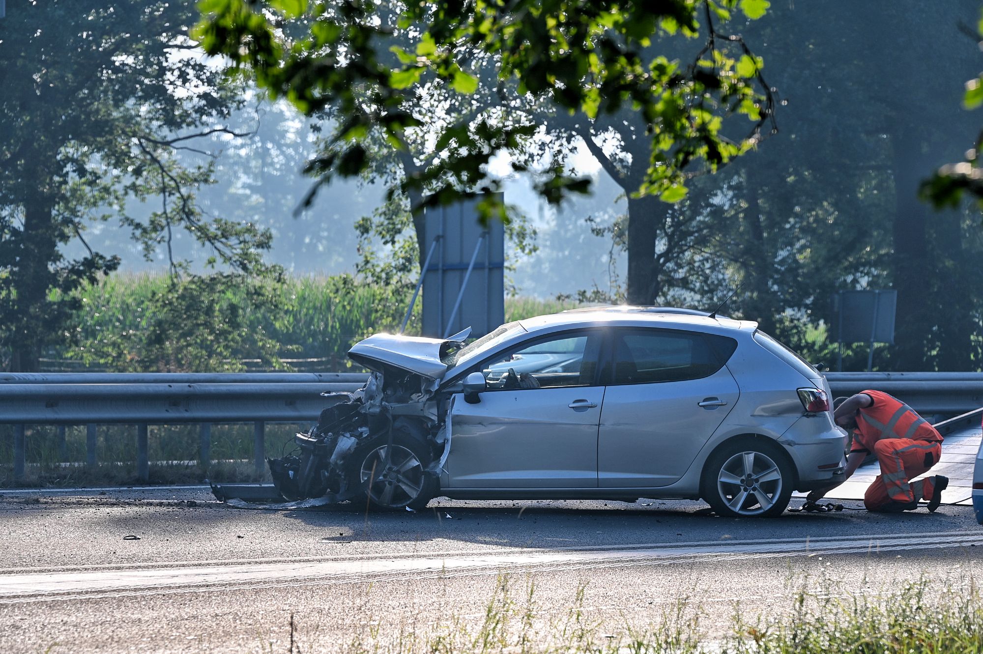 Bestuurder botst op A58 tegen vangrail en vrachtwagen