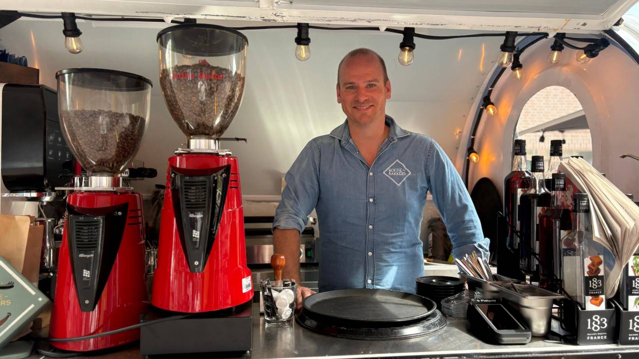 Twee maanden na de brand serveert Tom weer koffie: ‘Zat even in een dip’