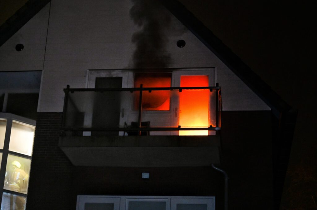 Hans (76) stak in paniek zijn appartement in brand, 8 maanden de cel in