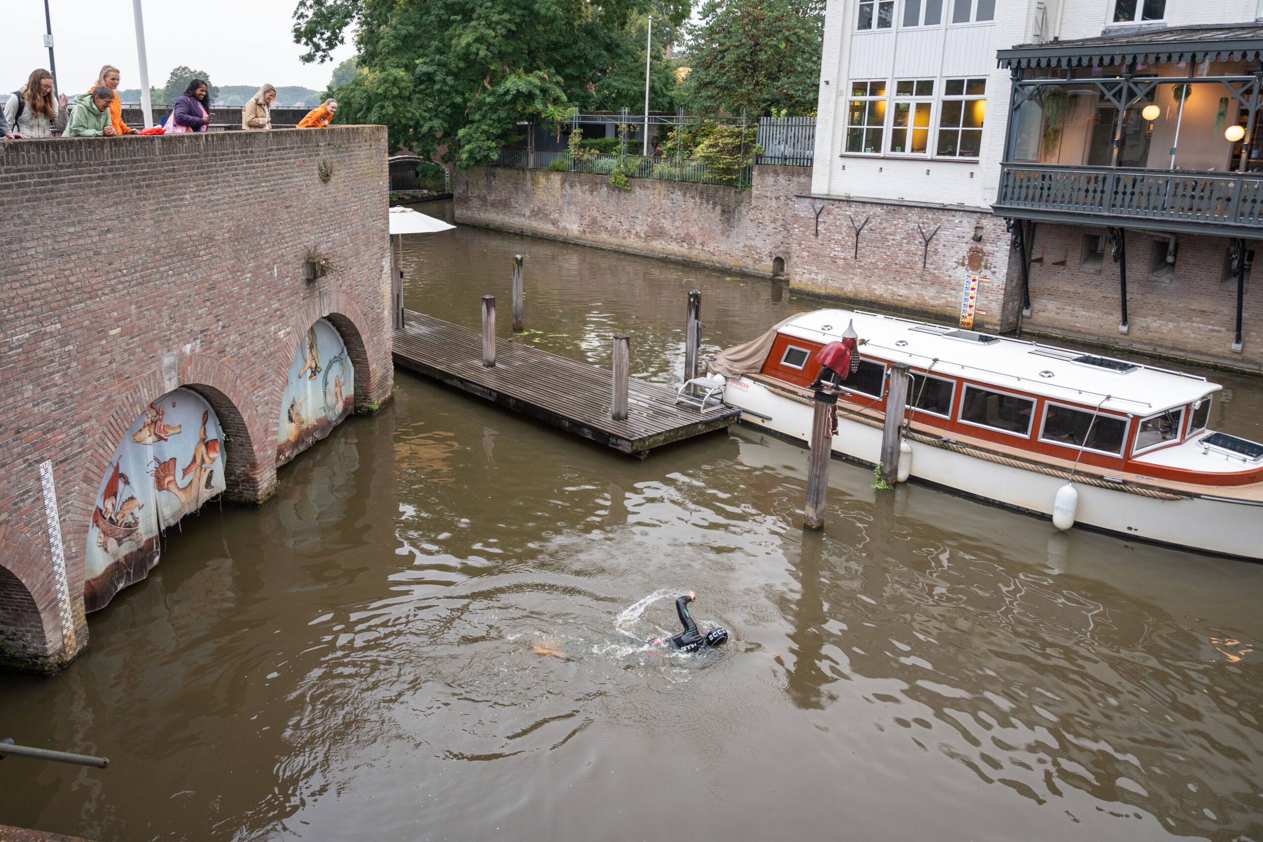 Maarten van der Weijden zwemt door Piushaven tijdens 22-stedentocht