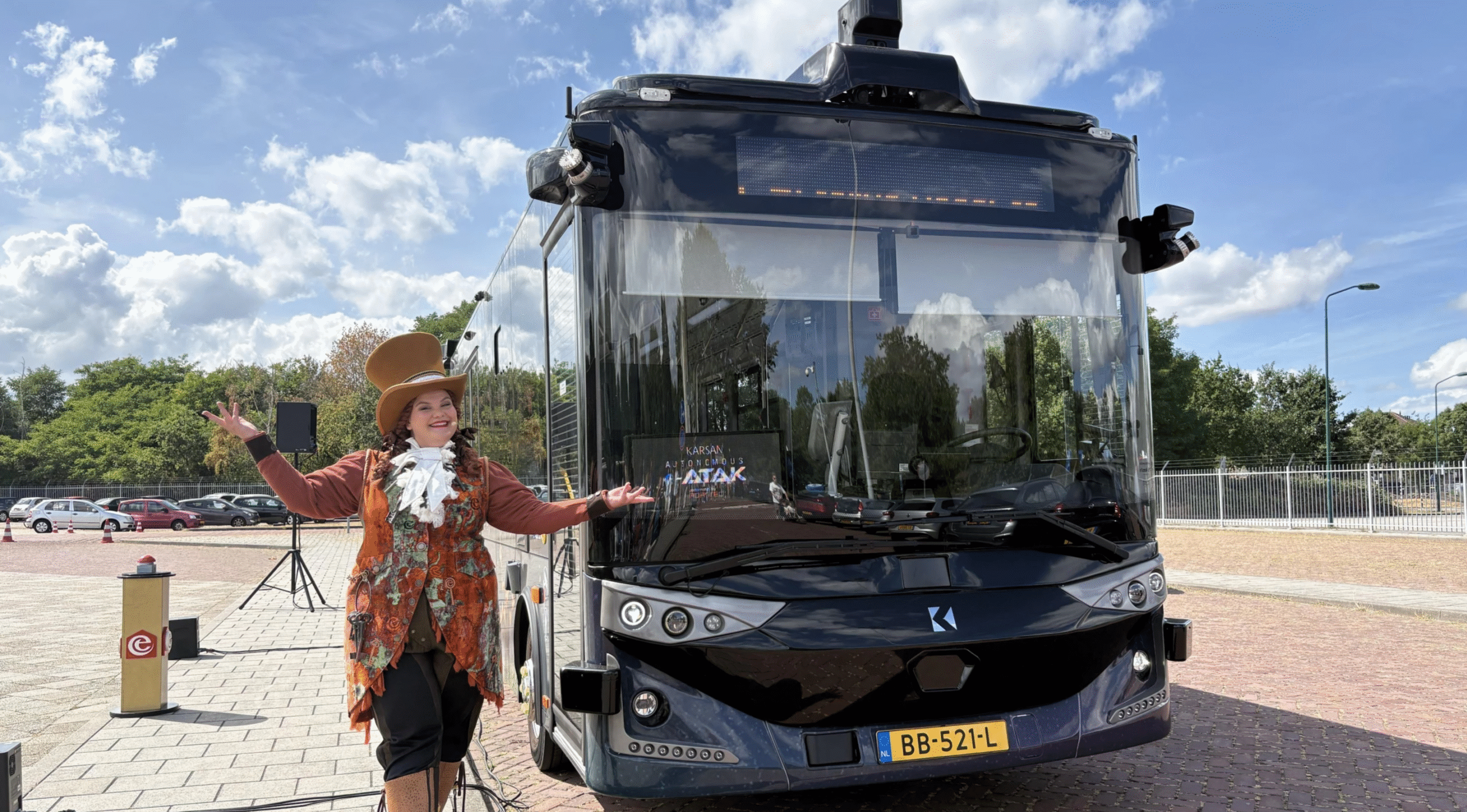 Geen handen aan het stuur: zelfrijdende bus van Efteling maakt eerste rit