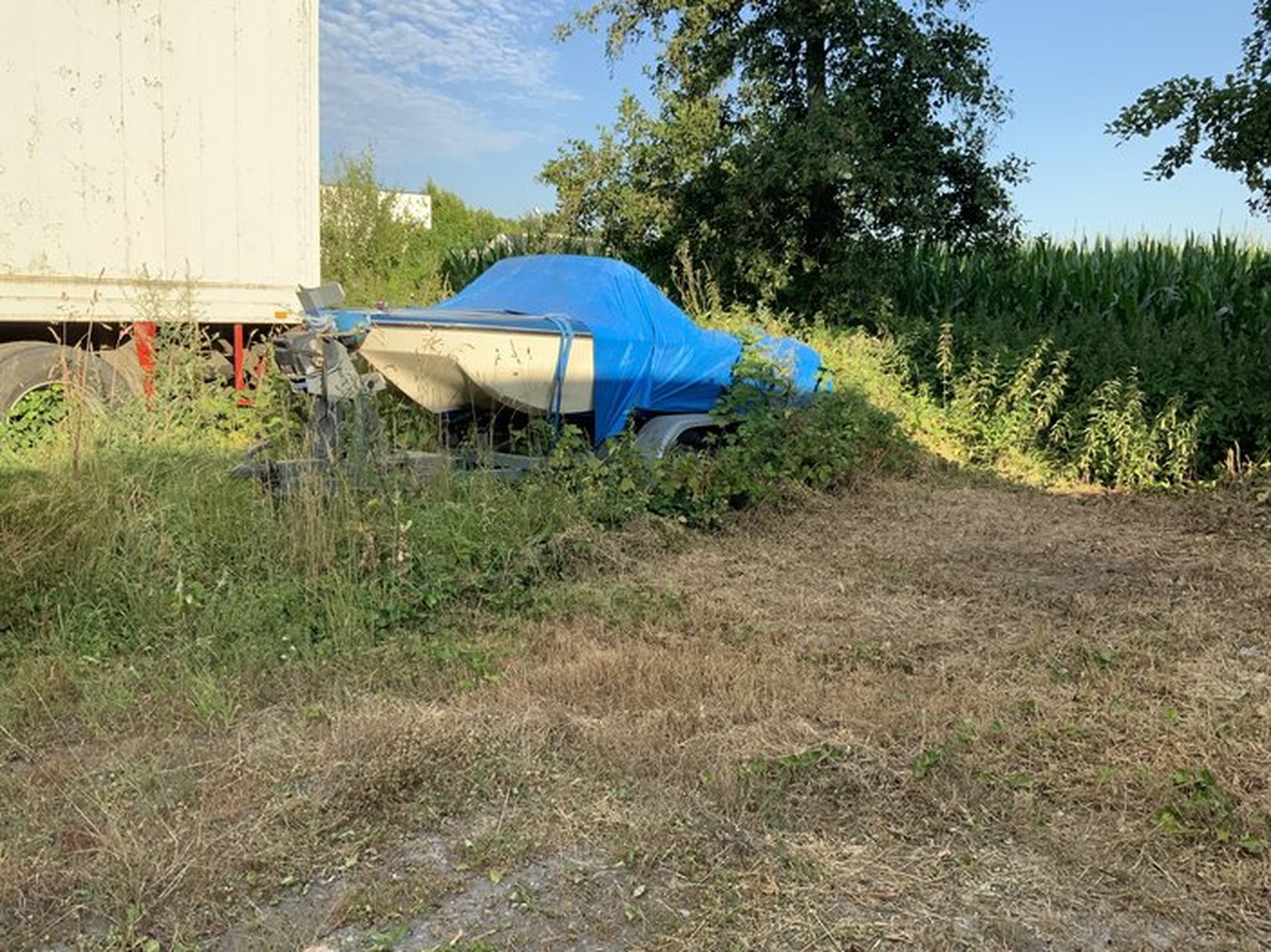 Foutgeparkeerd bootje na half jaar weggesleept in Hilvarenbeek