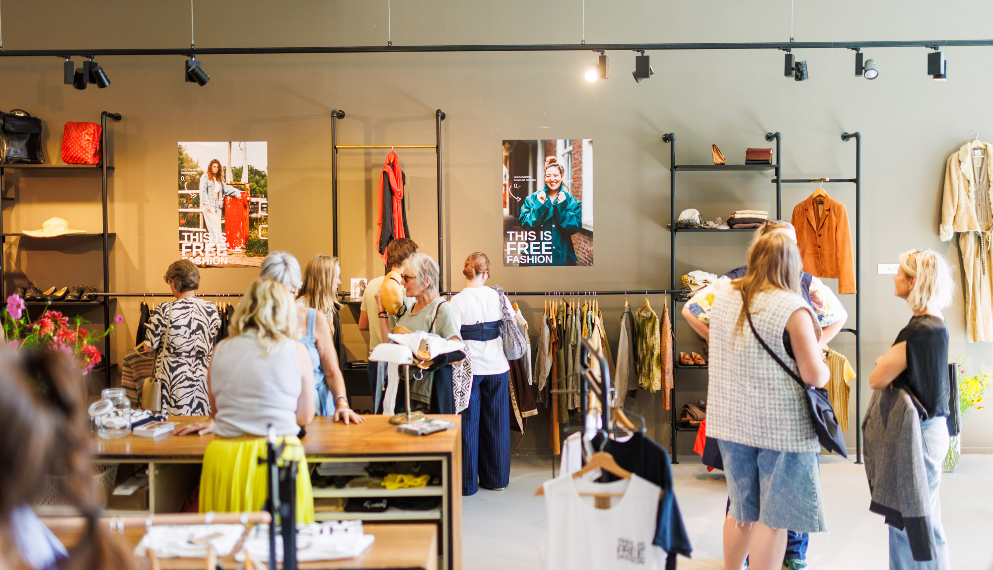 Gratis tweedehandskledingwinkel keert terug met sportafdeling: ‘Het is niet vies’
