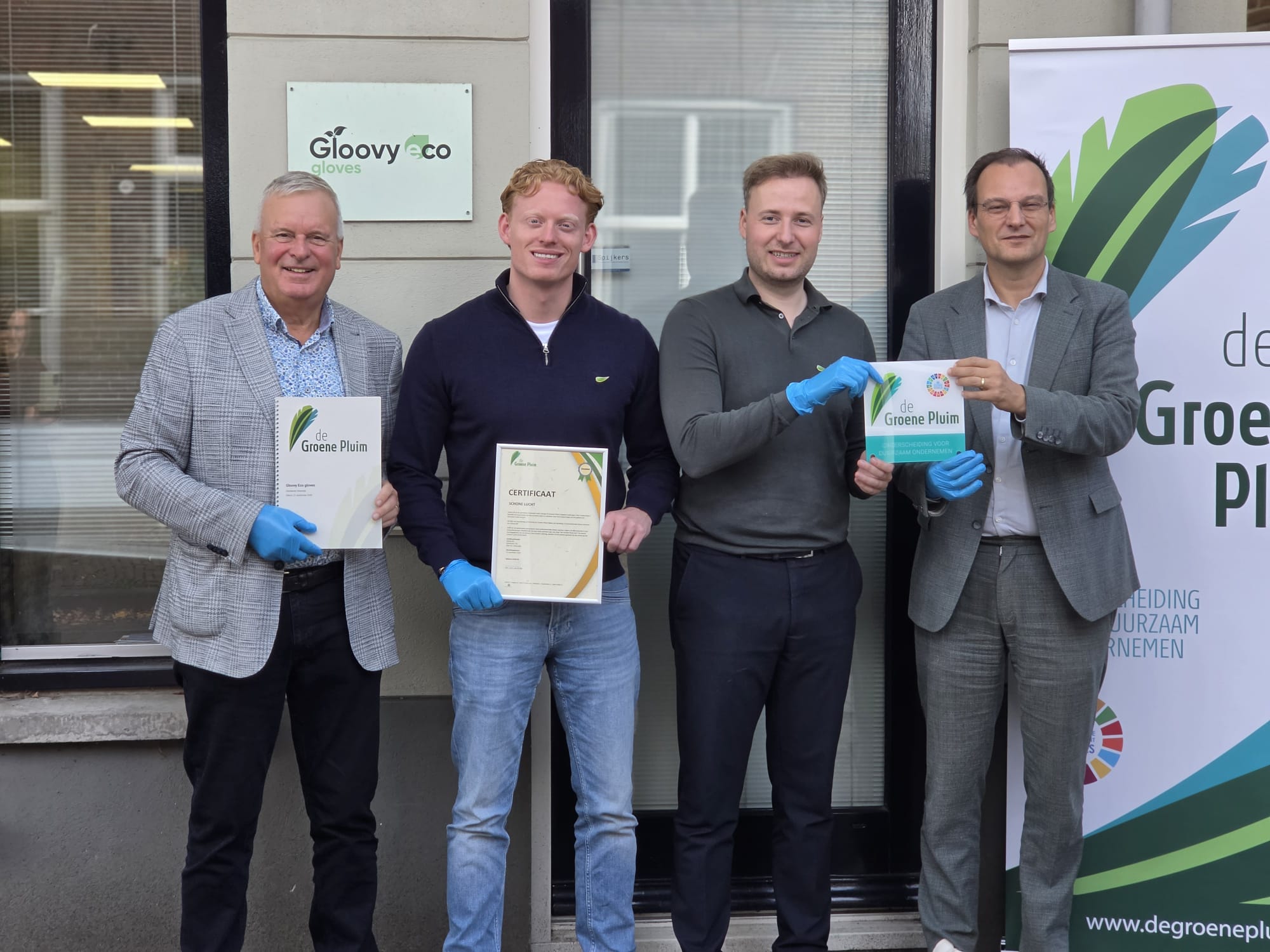 Oisterwijks bedrijf wint prijs met groene wegwerphandschoenen