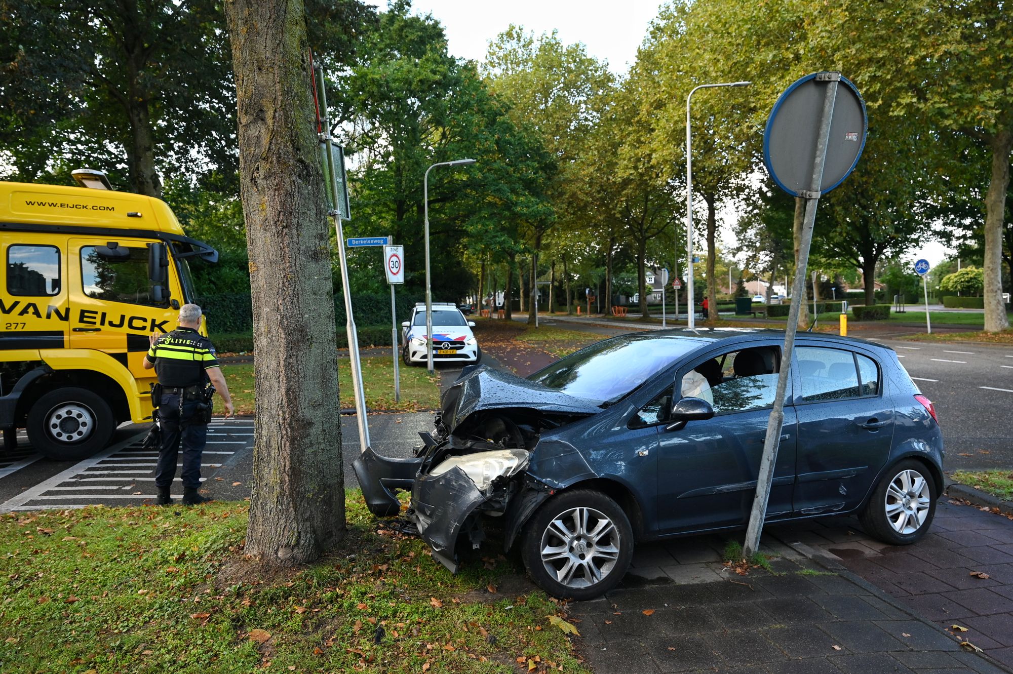 Auto botst tegen boom in Berkel-Enschot, bestuurder aangehouden